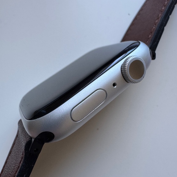 Apple Watch Series 8 GPS 45mm Case Leather Band EUC - Picture 6 of 7